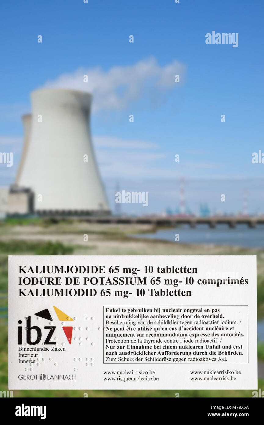 Centrale nucléaire de Doel et comprimés d'iodure de protéger les résidents belges de retombées radioactives en cas d'accident ou de fuite en Belgique Banque D'Images Centrale nucléaire de Doel et comprimés d'iodure de protéger les résidents belges de retombées radioactives en cas d'accident ou de fuite en Belgique Banque D'Images