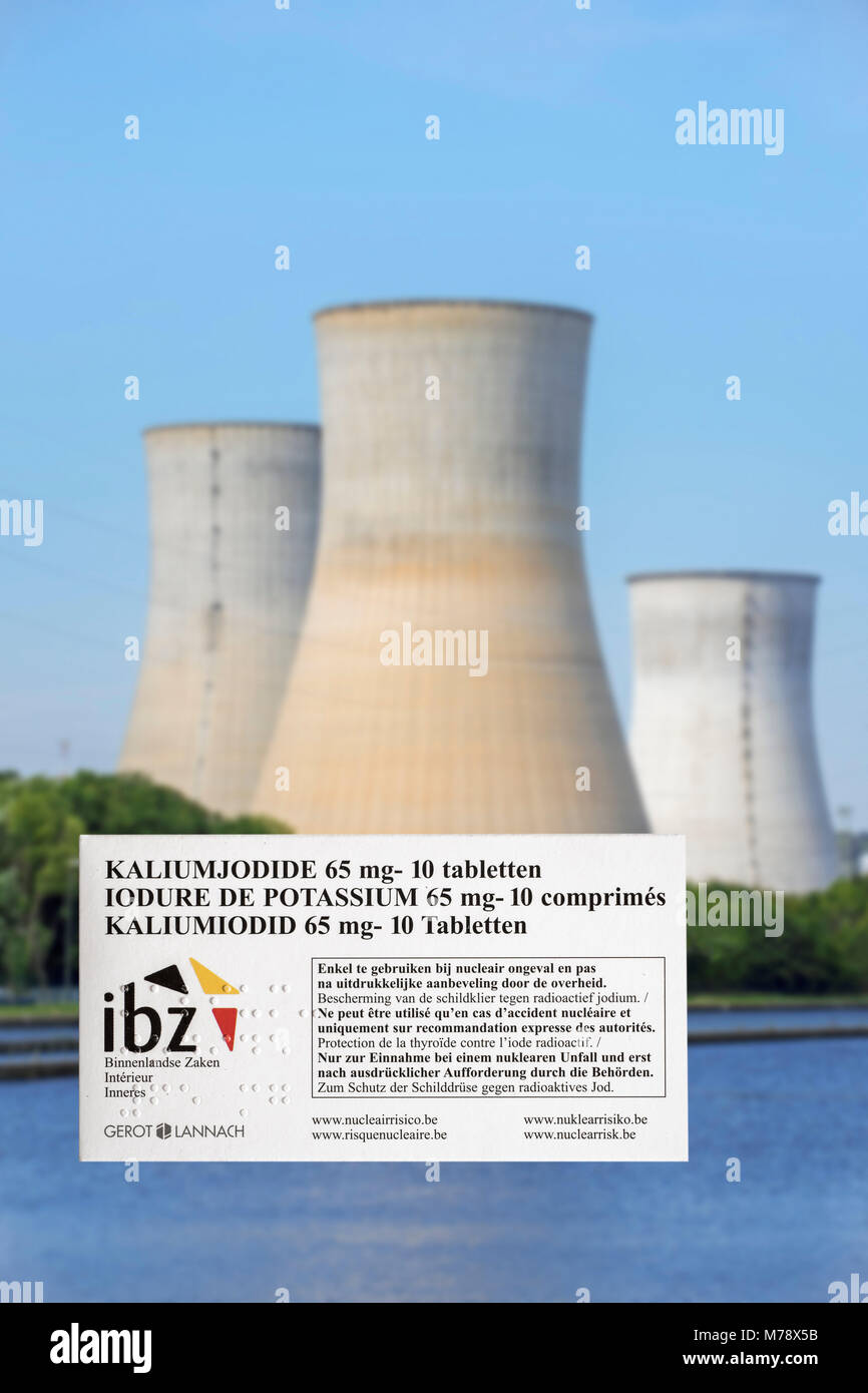 Centrale nucléaire de Tihange et de comprimés d'iodure de protéger les résidents belges de retombées radioactives en cas d'accident ou de fuite en Belgique Banque D'Images Centrale nucléaire de Tihange et de comprimés d'iodure de protéger les résidents belges de retombées radioactives en cas d'accident ou de fuite en Belgique Banque D'Images