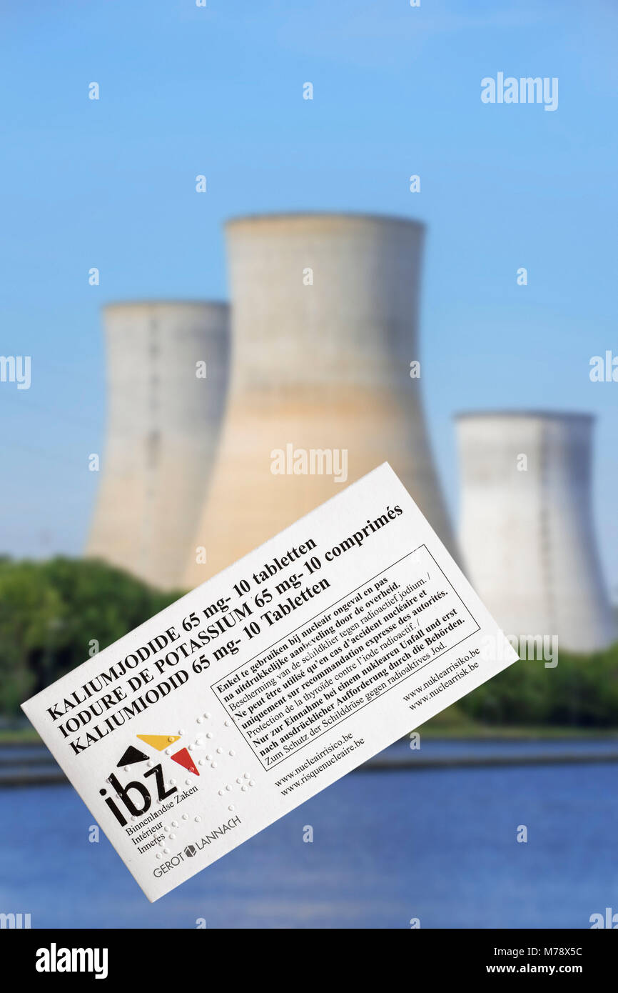 Centrale nucléaire de Tihange et de comprimés d'iodure de protéger les résidents belges de retombées radioactives en cas d'accident ou de fuite en Belgique Banque D'Images Centrale nucléaire de Tihange et de comprimés d'iodure de protéger les résidents belges de retombées radioactives en cas d'accident ou de fuite en Belgique Banque D'Images
