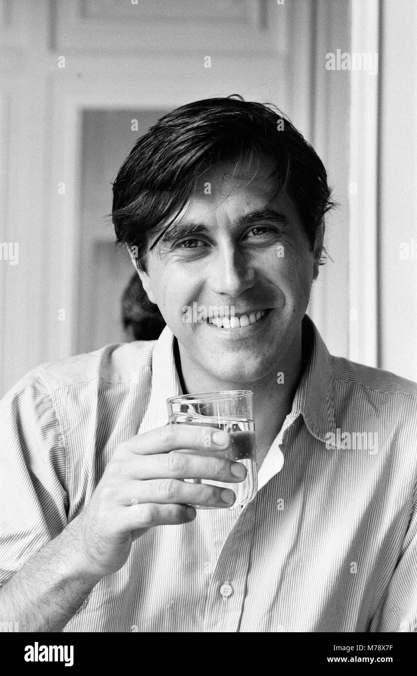 Bryan Ferry de Roxy Music au Savoy Hotel à Londres. Il se remet d'une maladie en France et doit boire pintes d'eau par jour. 7 août 1980. Banque D'Images