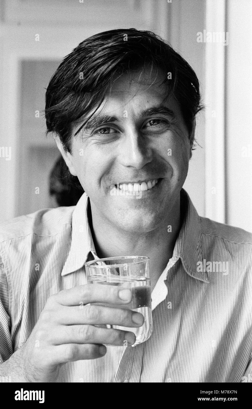 Bryan Ferry de Roxy Music au Savoy Hotel à Londres. Il se remet d'une maladie en France et doit boire pintes d'eau par jour. 7 août 1980. Banque D'Images