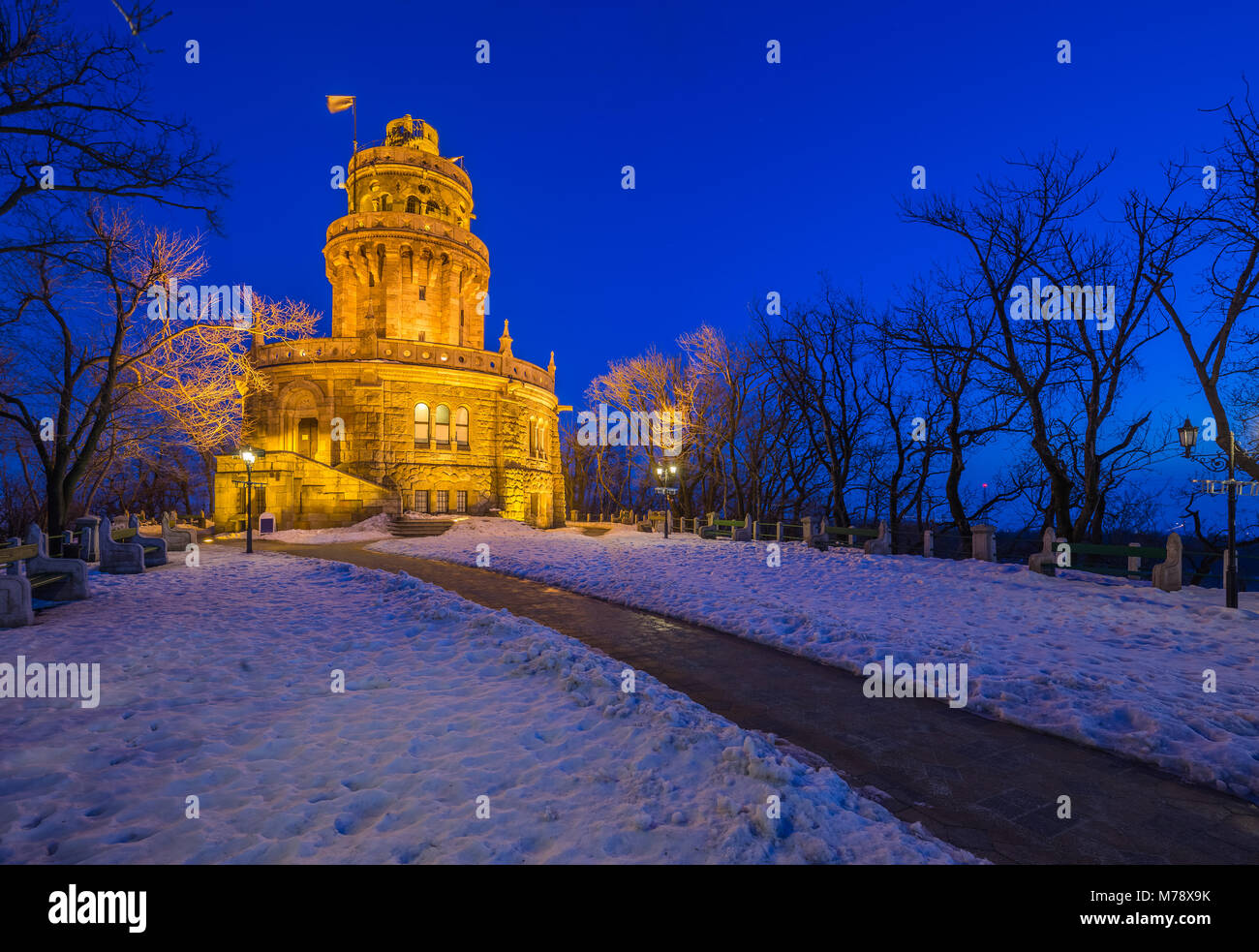 Budapest, Hongrie - Elizabeth Lookout (Kilato Erzsebet) sur le haut de Janos Hill à heure bleue sur une froide nuit d'hiver avec ciel bleu clair Banque D'Images