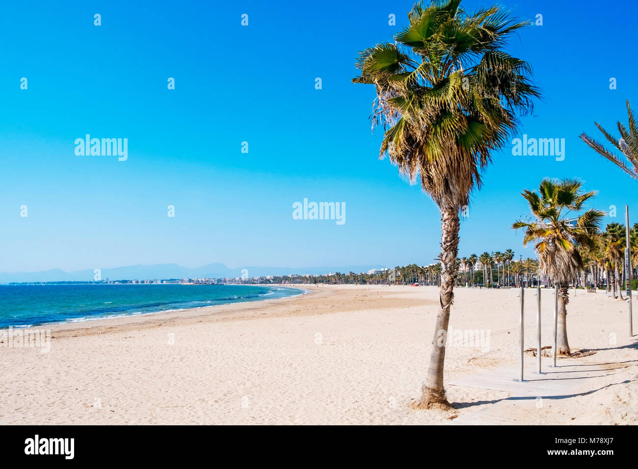 Une vue panoramique de la plage de Llevant, à Salou, Espagne, par une journée d'hiver Banque D'Images