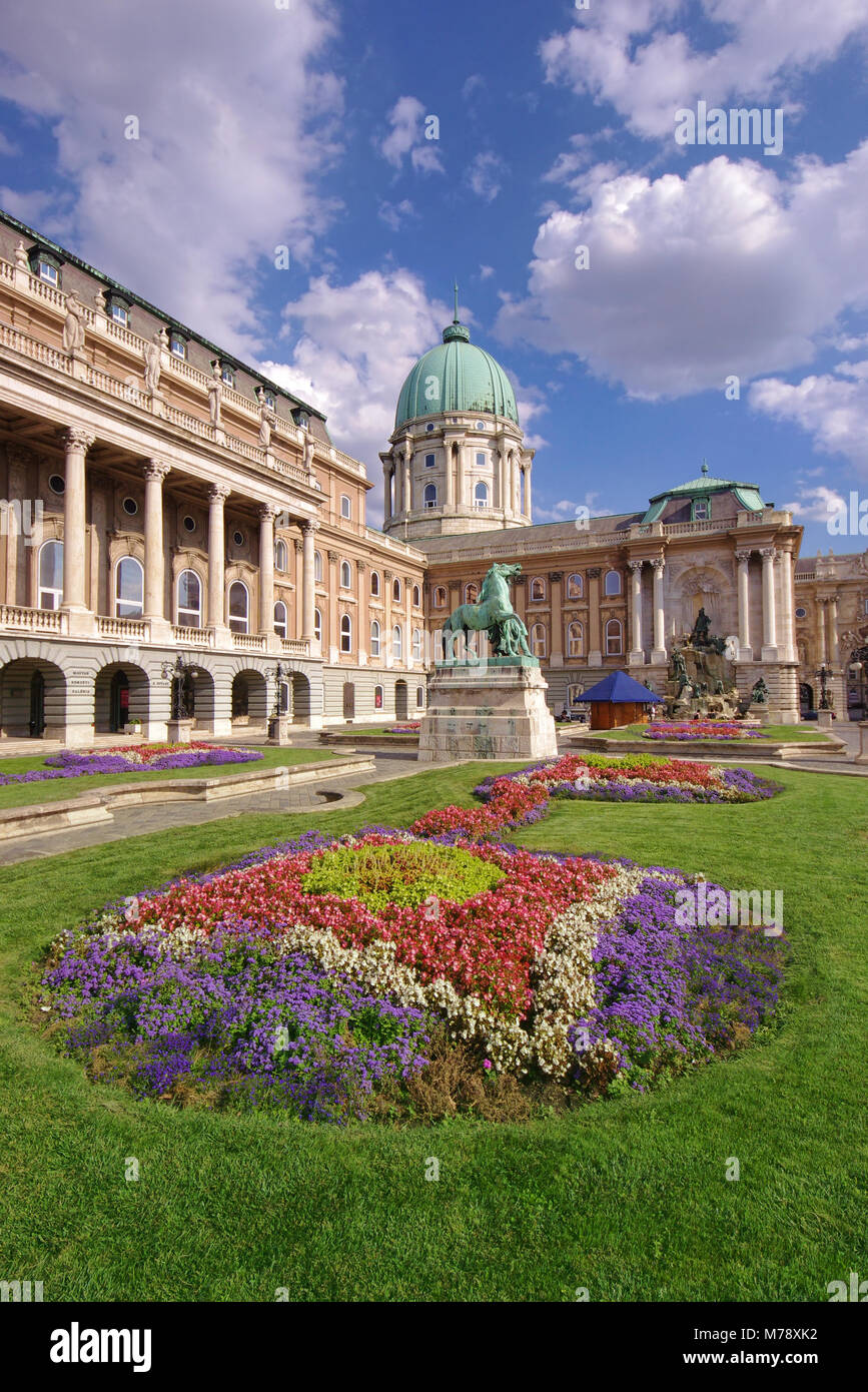 Château Royal de Budapest, vue sur le jardin de fleurs Banque D'Images