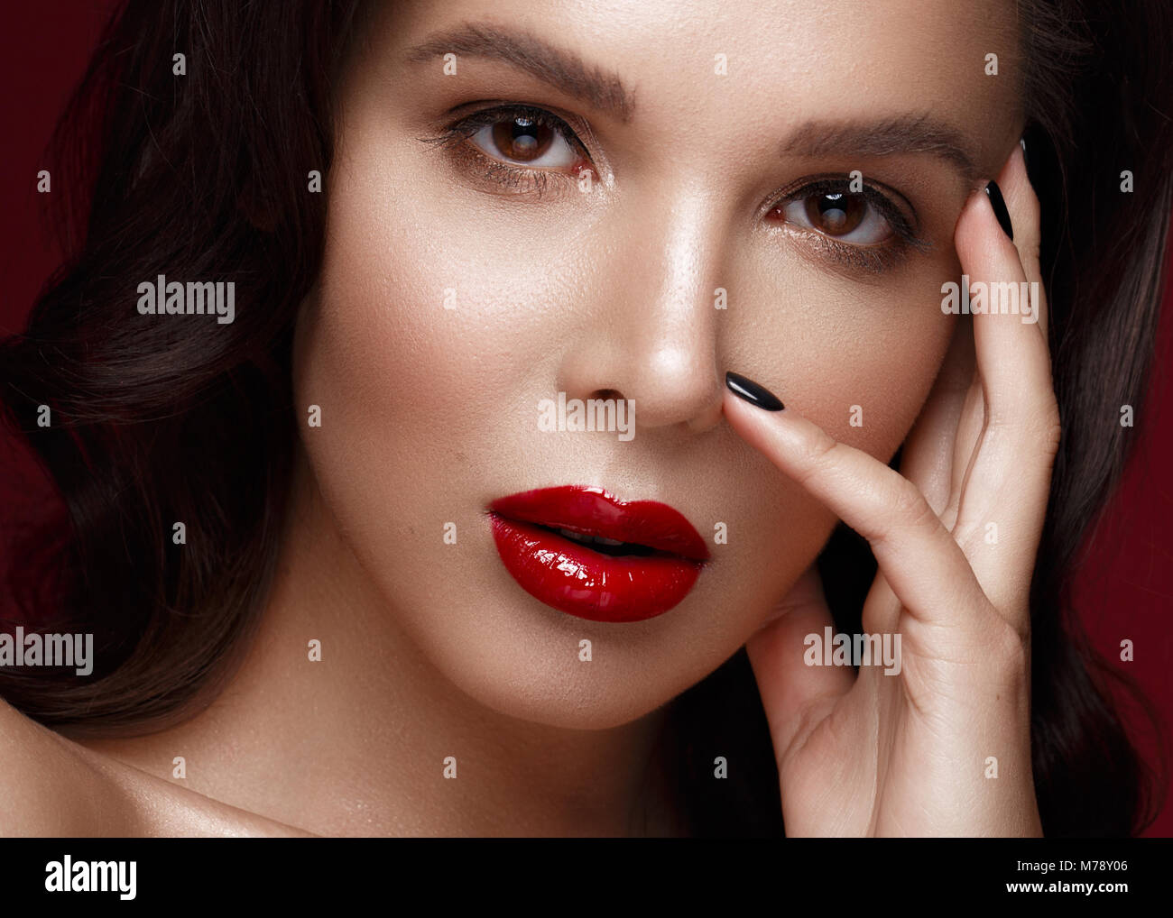 Belle fille de Hollywood avec l'image classique de l'onde et le maquillage. Beauté Visage. Banque D'Images