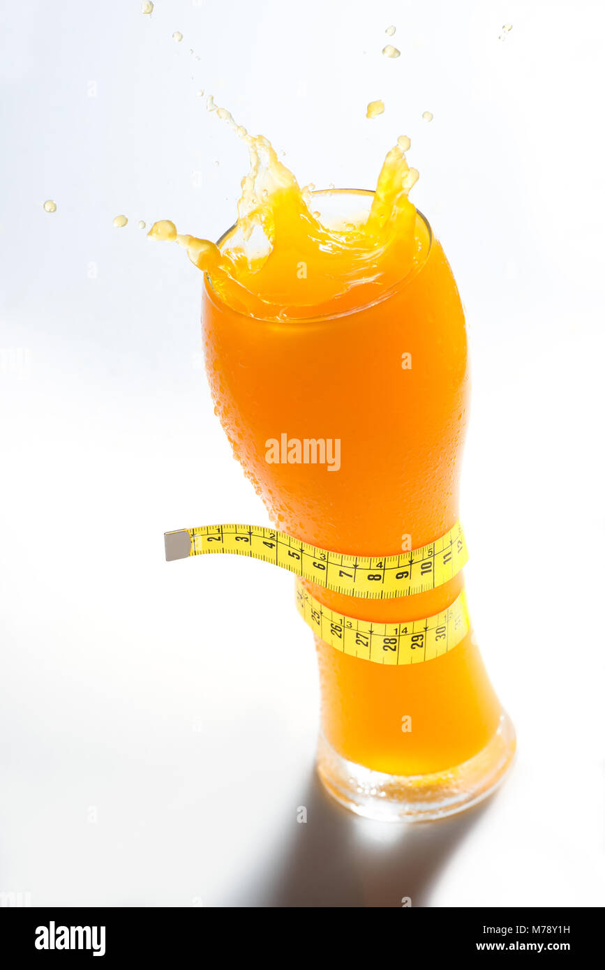 Splash sur un régime de jus d'orange sur un fond blanc. Banque D'Images