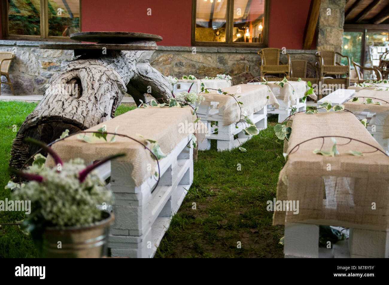 Centre jardin décoré pour son mariage avec des bancs en bois dans le Jai Alai restaurant, Urrestilla, Pays Basque, Espagne Banque D'Images