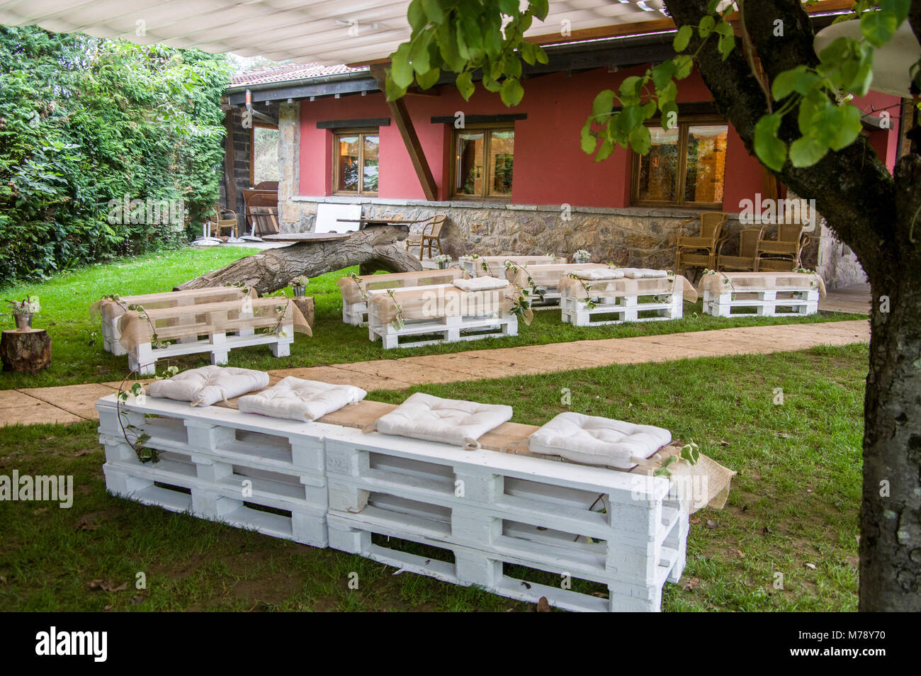 Centre jardin décoré pour son mariage avec des bancs en bois dans le Jai Alai restaurant, Urrestilla, Pays Basque, Espagne Banque D'Images