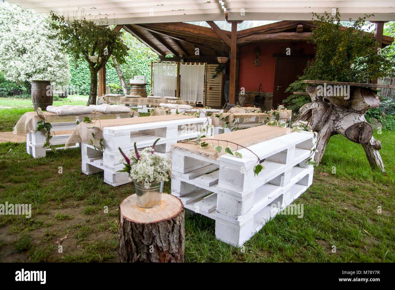 Centre jardin décoré pour son mariage avec des bancs en bois dans le Jai Alai restaurant, Urrestilla, Pays Basque, Espagne Banque D'Images