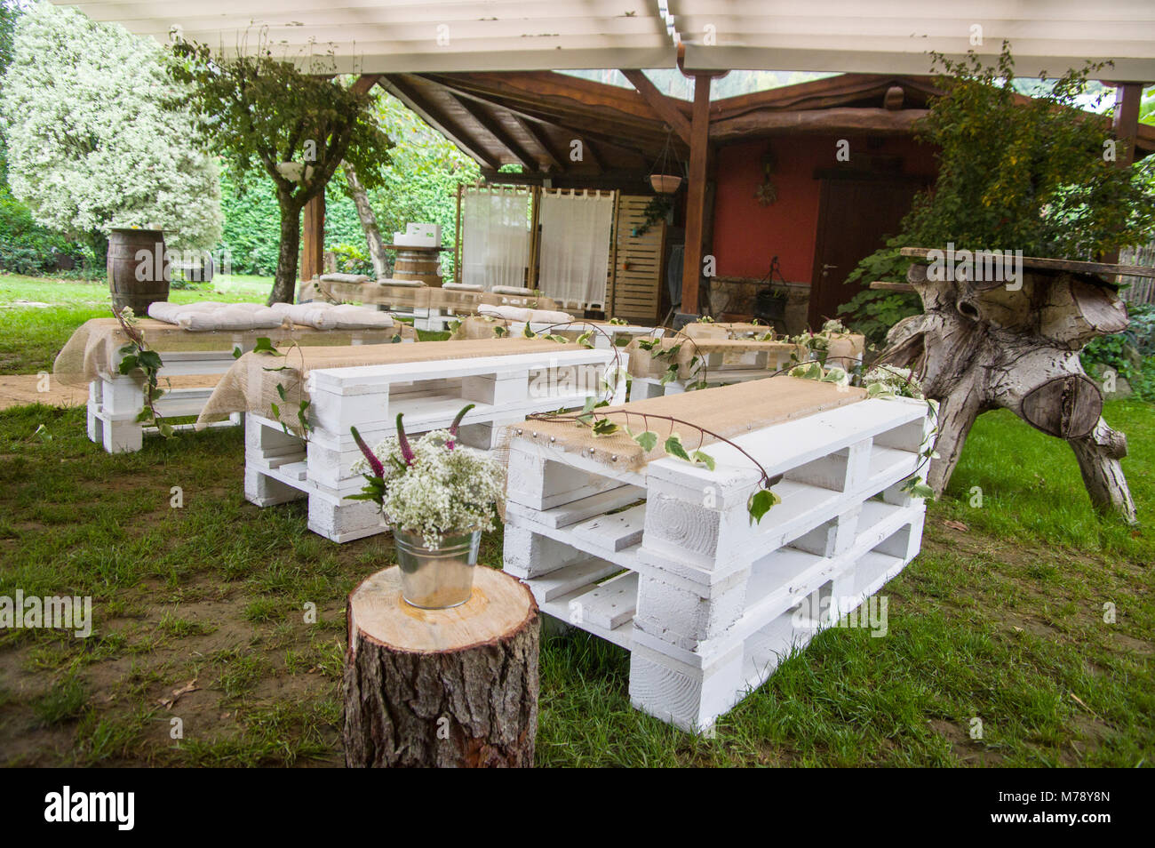 Centre jardin décoré pour son mariage avec des bancs en bois dans le Jai Alai restaurant, Urrestilla, Pays Basque, Espagne Banque D'Images
