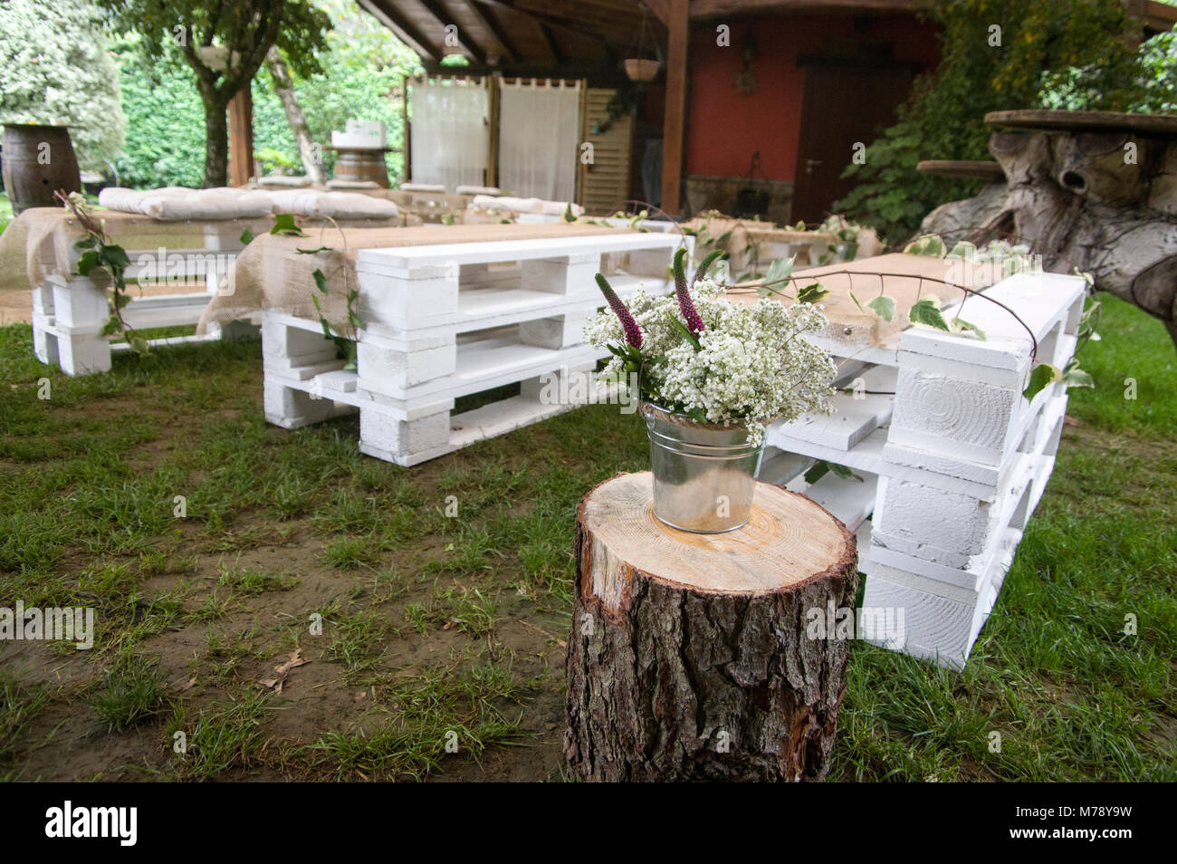 Centre jardin décoré pour son mariage avec des bancs en bois dans le Jai Alai restaurant, Urrestilla, Pays Basque, Espagne Banque D'Images