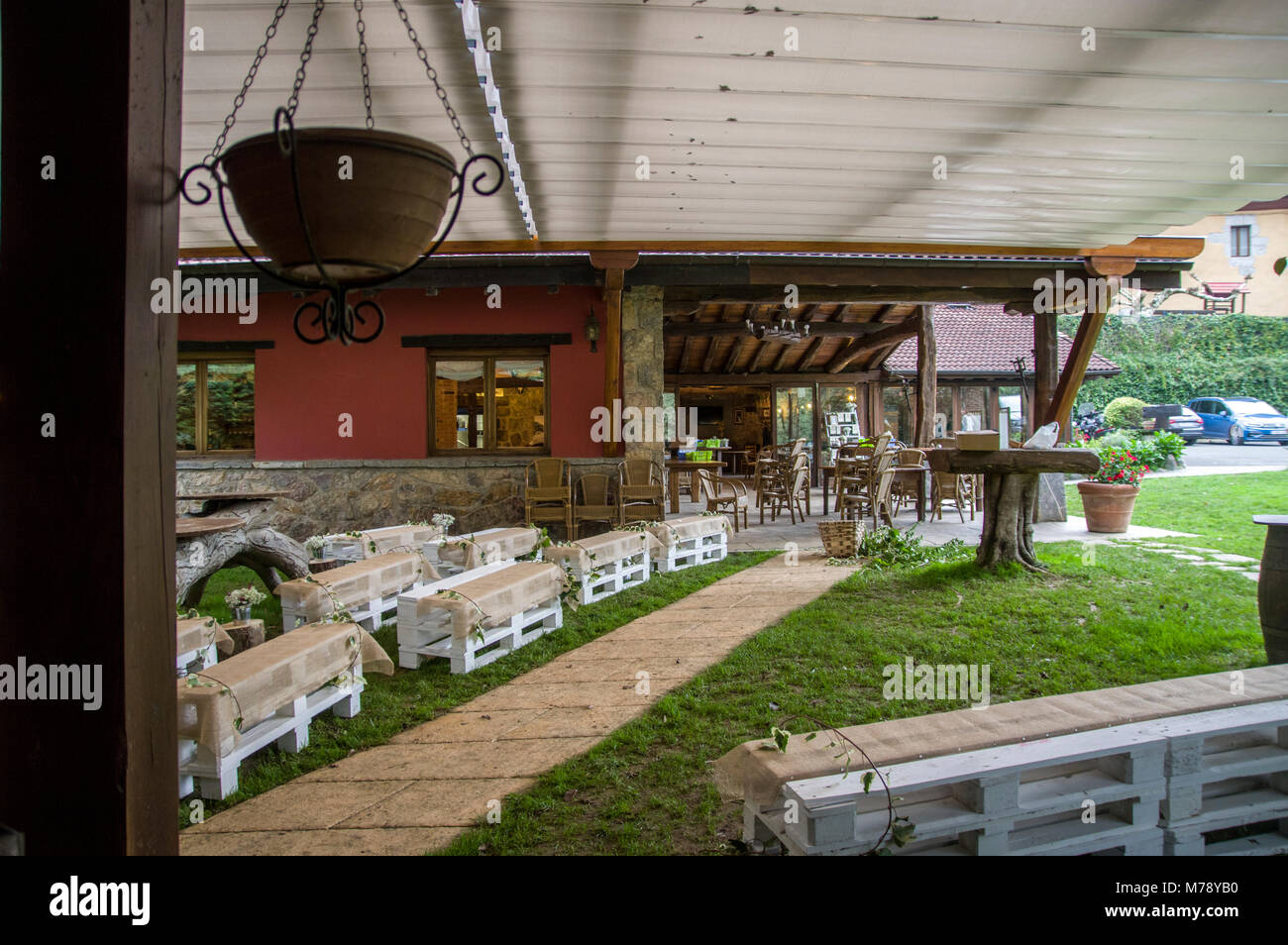 Centre jardin décoré pour son mariage avec des bancs en bois dans le Jai Alai restaurant, Urrestilla, Pays Basque, Espagne Banque D'Images