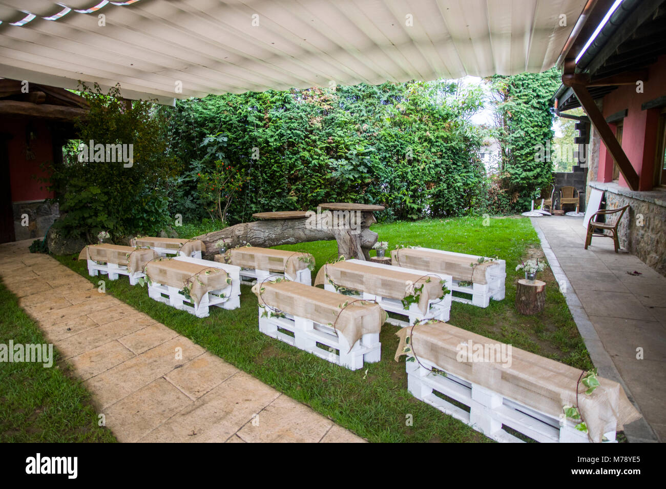 Centre jardin décoré pour son mariage avec des bancs en bois dans le Jai Alai restaurant, Urrestilla, Pays Basque, Espagne Banque D'Images