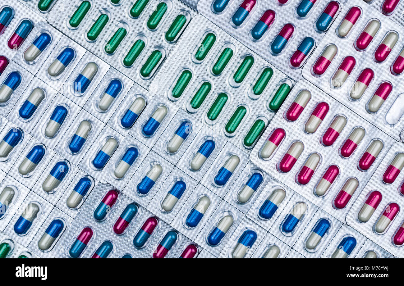Image complète de pilules colorées capsule aux antimicrobiens. Erreur de contrôle de la qualité dans la fabrication de produits pharmaceutiques. Blister manque une gélule d'antibio Banque D'Images
