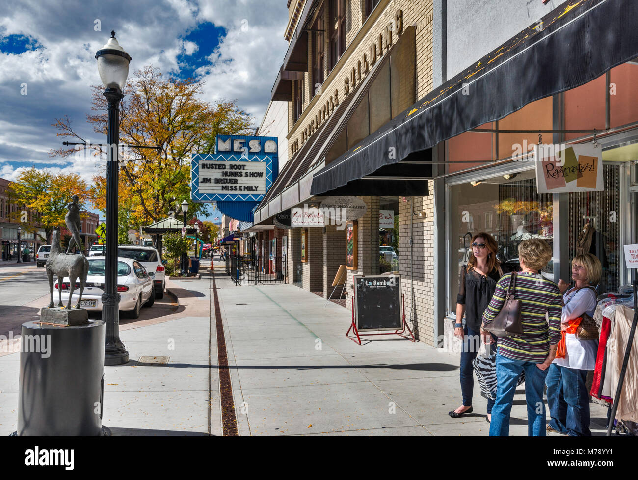 Les femmes à l'entrée du magasin, le cheval et le cavalier sculpture par Philip Maior, l'Art au coin de la rue principale, au programme commercial de Grand Junction, Colorado, USA Banque D'Images