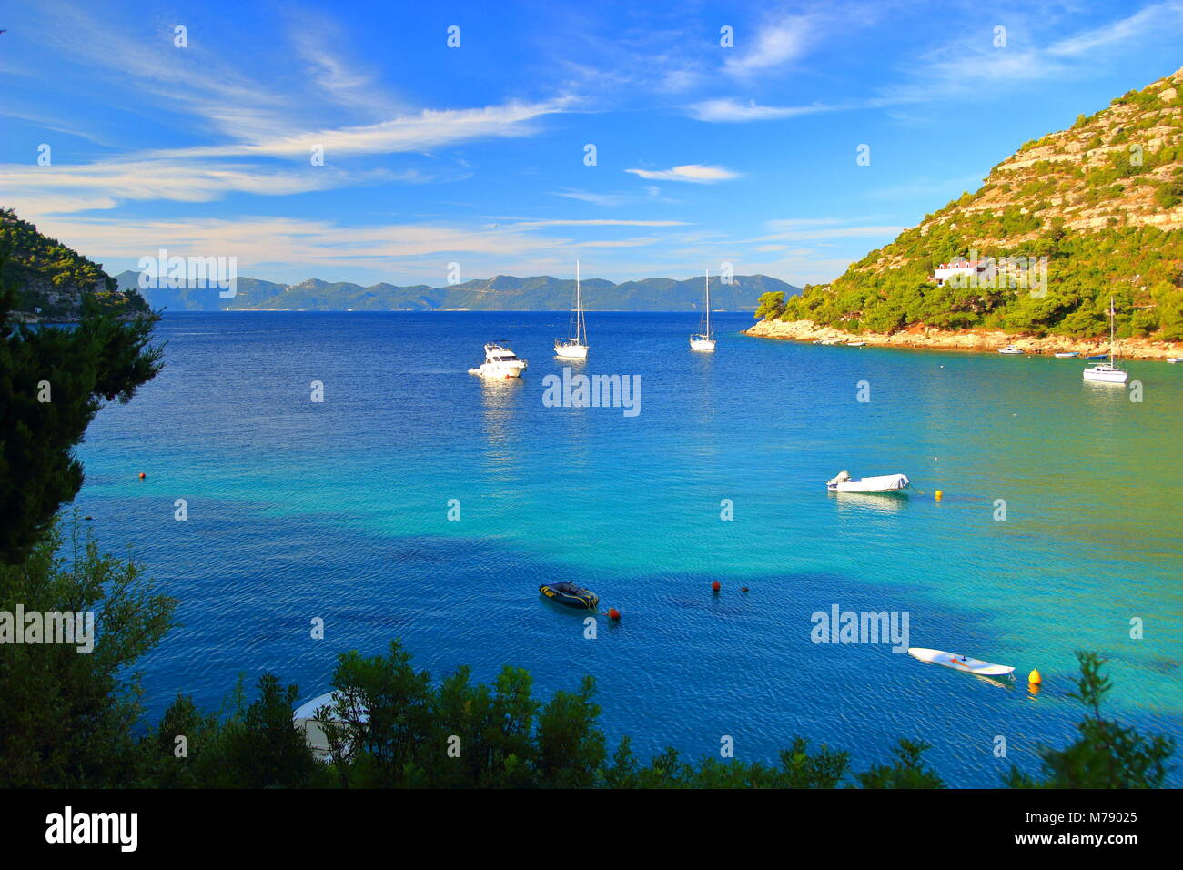 Blue Sea avec yachts dans Prapratno, île de Brac, Croatie Banque D'Images