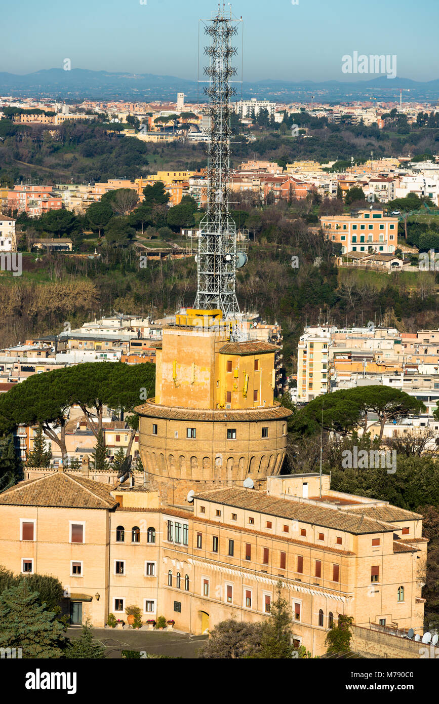 Bâtiment administratif et mâts de radio au Vatican pour la radiodiffusion de Radio Vatican, Rome, Latium, Italie. Banque D'Images