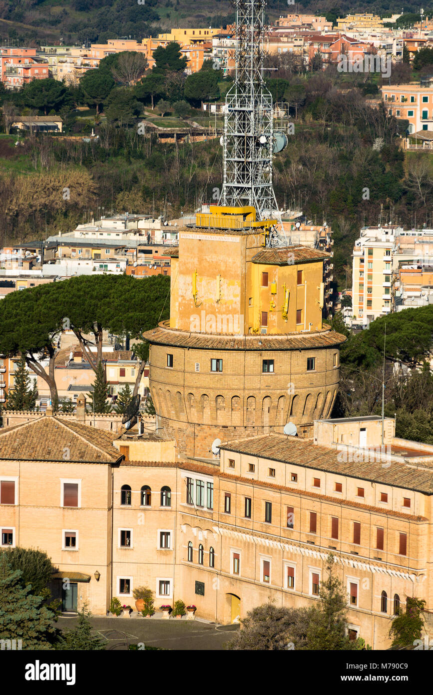 Bâtiment administratif et mâts de radio au Vatican pour la radiodiffusion de Radio Vatican, Rome, Latium, Italie. Banque D'Images