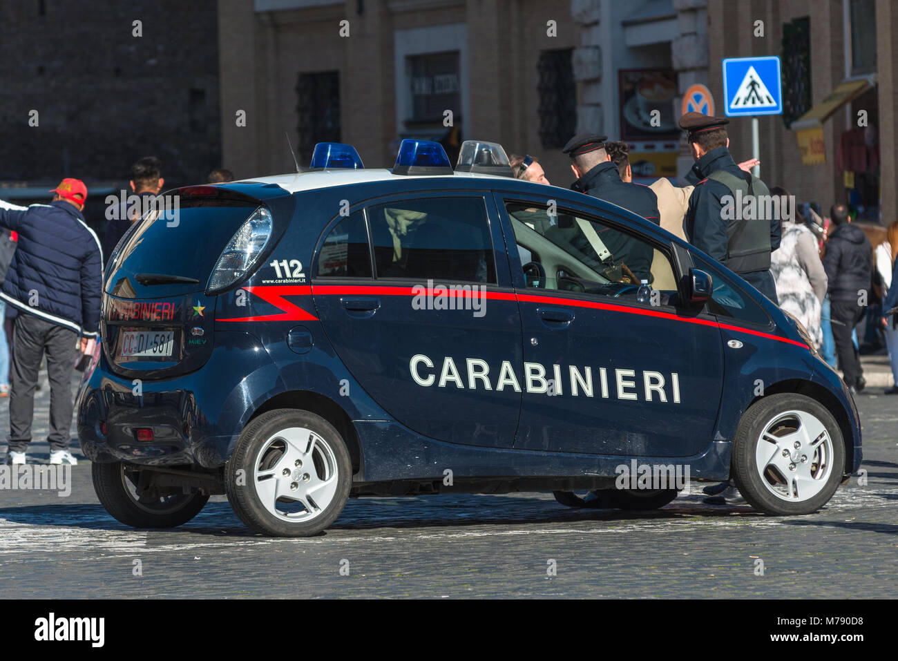 Voiture de police Carabinieri sur la Place Saint Pierre, Vatican, Rome, Italie. Banque D'Images