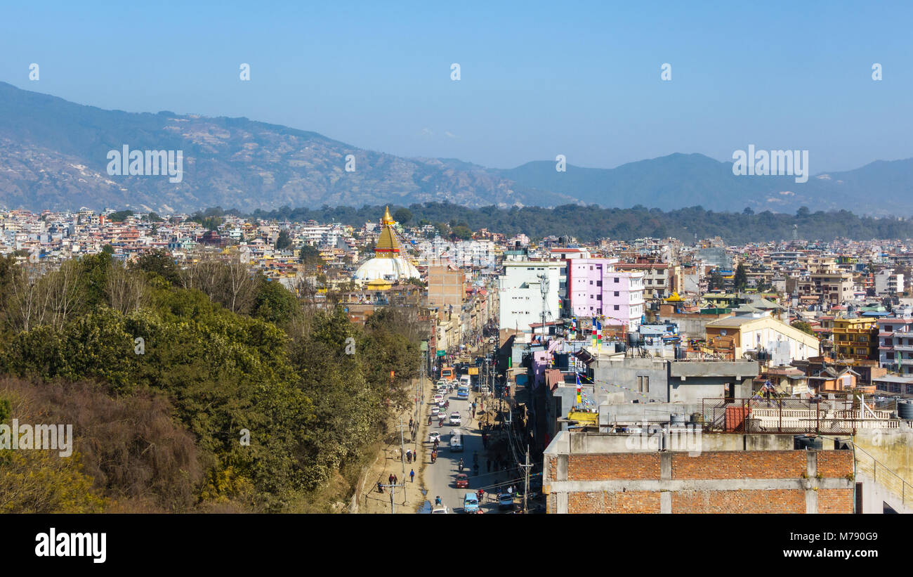 Boudhanath road et stupa Boudhanath comme vu d'un point de vue à Katmandou, Népal Banque D'Images