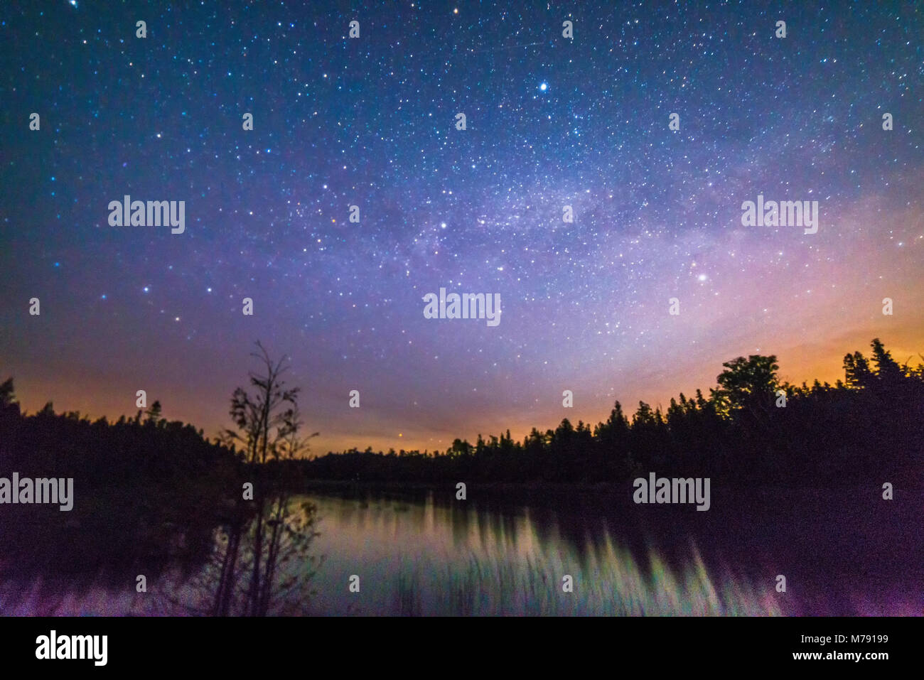 Petit lac reflétant avec étoile et Milky Way la nuit près du lac Huron, péninsule Bruce, en Ontario Banque D'Images