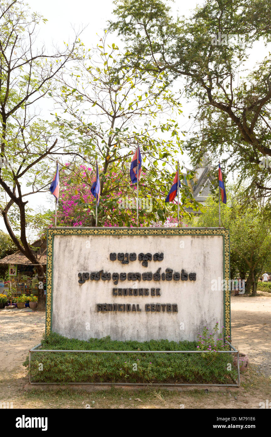 Les champs de la mort au Cambodge - le panneau à l'entrée de Choeung Ek Centre génocidaire & Museum, Cambodge Banque D'Images