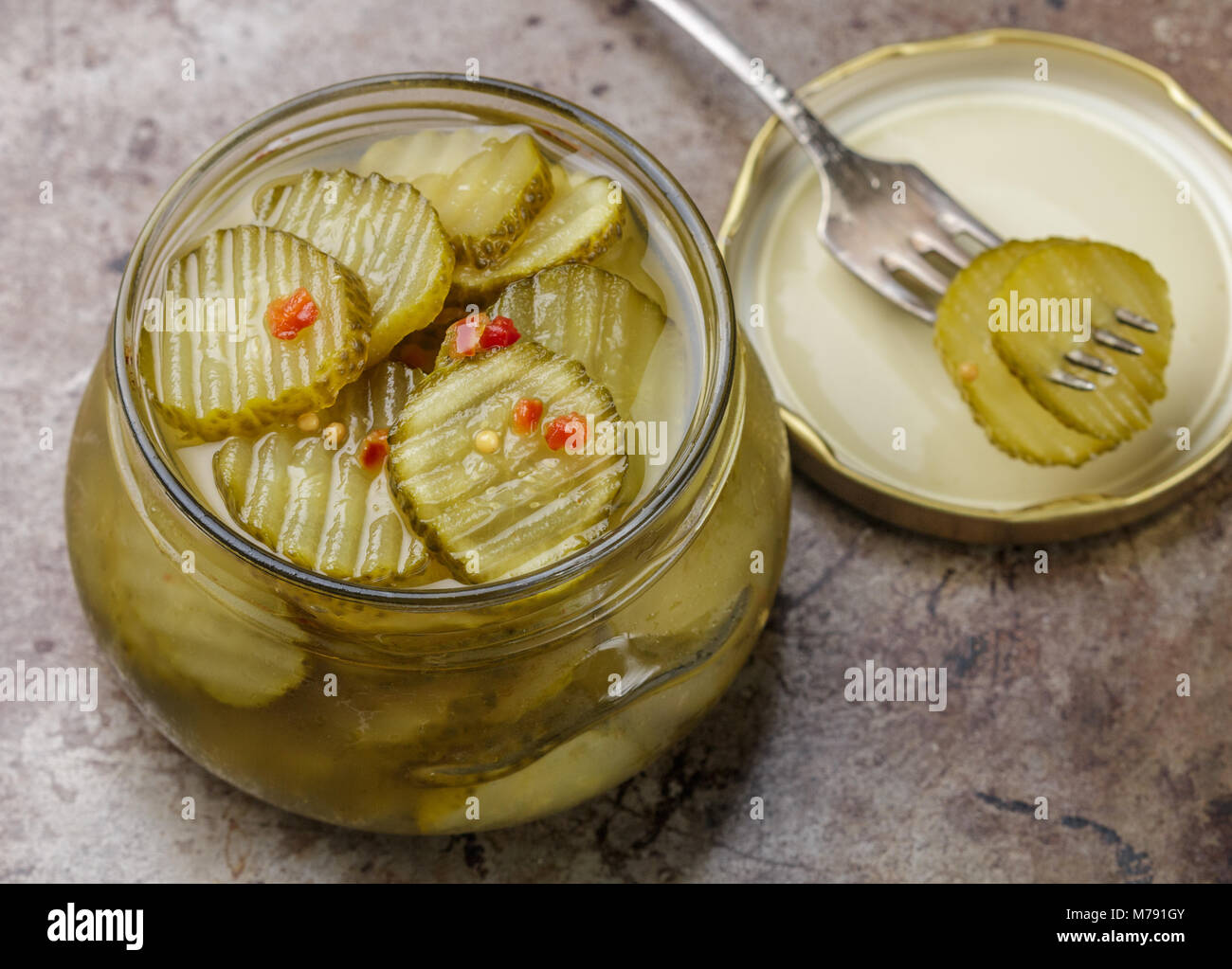 Tranches de concombres avec le poivre et la moutarde dans un bol. Snack pour les gourmets. Selective focus Banque D'Images