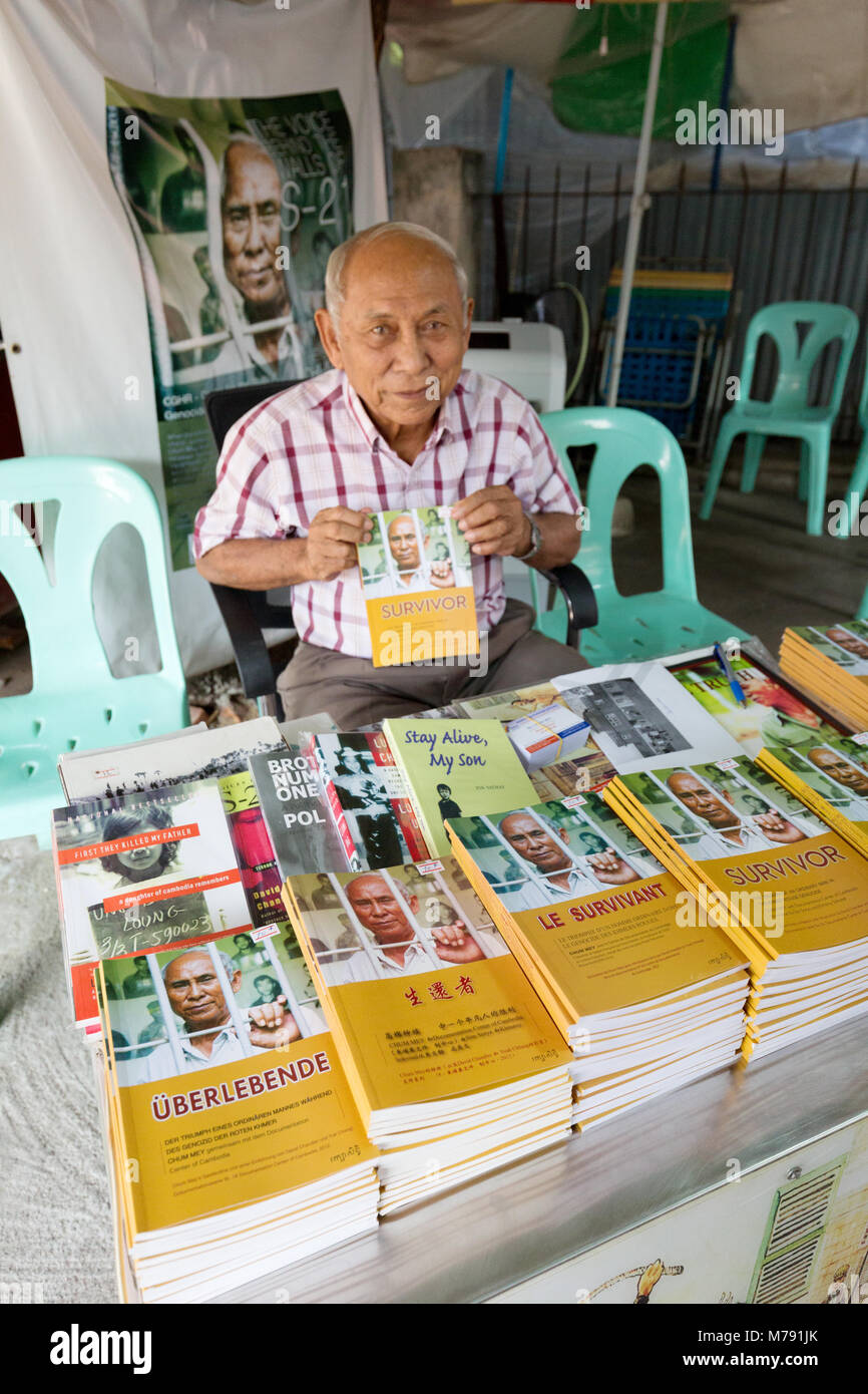 Chum Mey, un des 7 survivants connus du Khmer Rouge S-21, camp de Tuol Sleng à Tuol Sleng, vendant son autobiographie ; Phnom Penh, Cambodge, Asie Banque D'Images