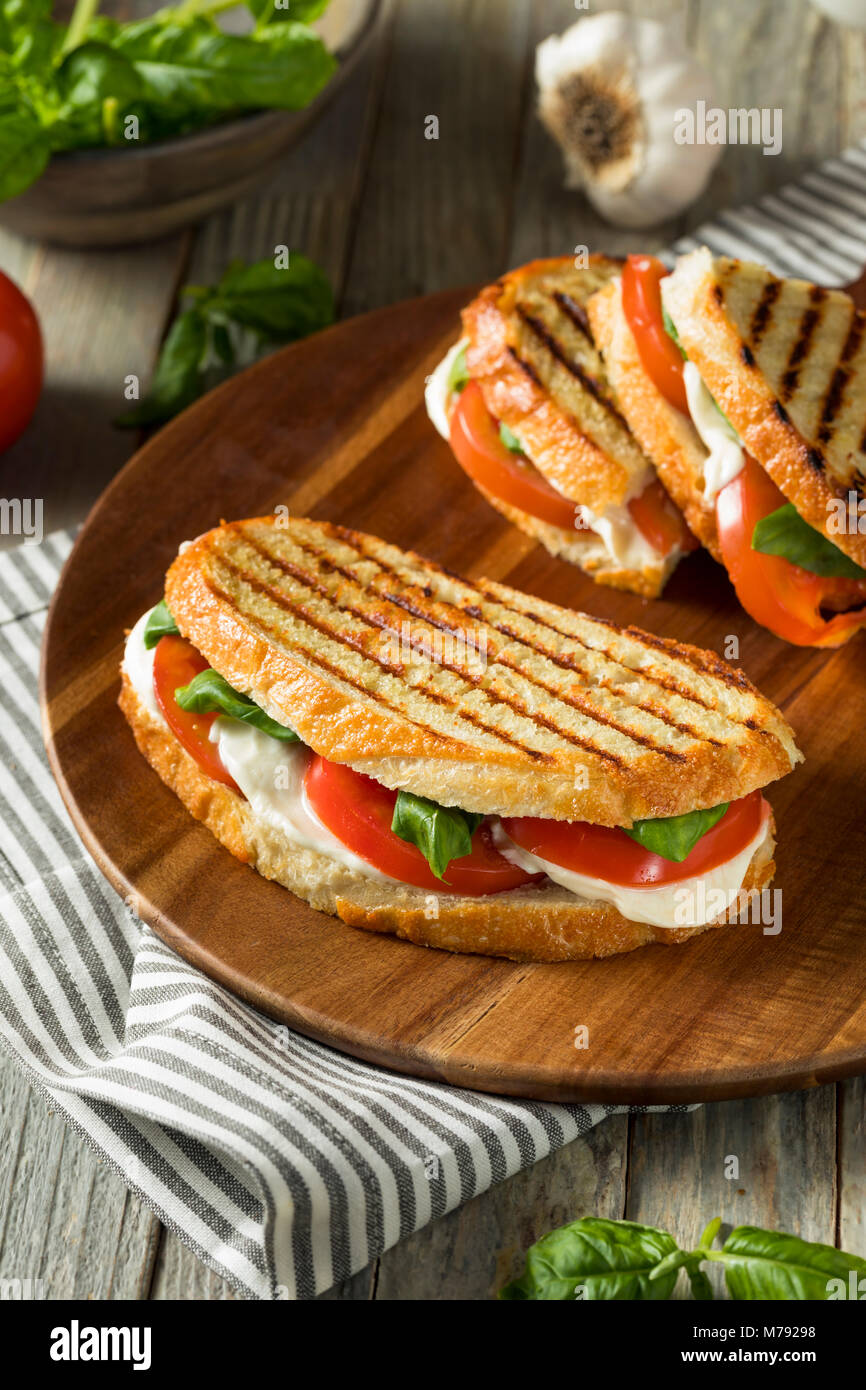 Basilic Caprese Mozzarella grillés sain Sandwich Panini Banque D'Images