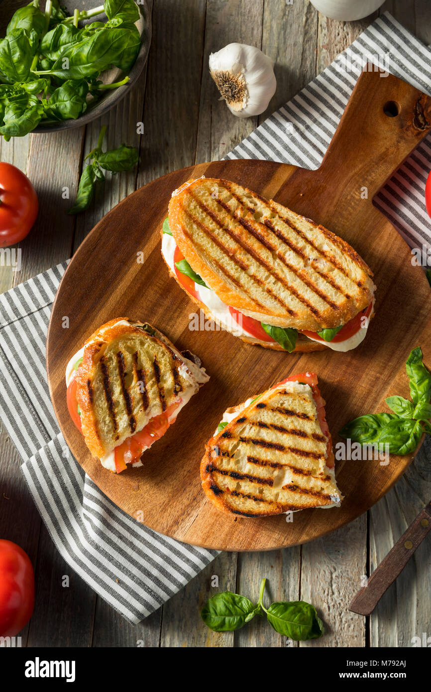 Basilic Caprese Mozzarella grillés sain Sandwich Panini Banque D'Images