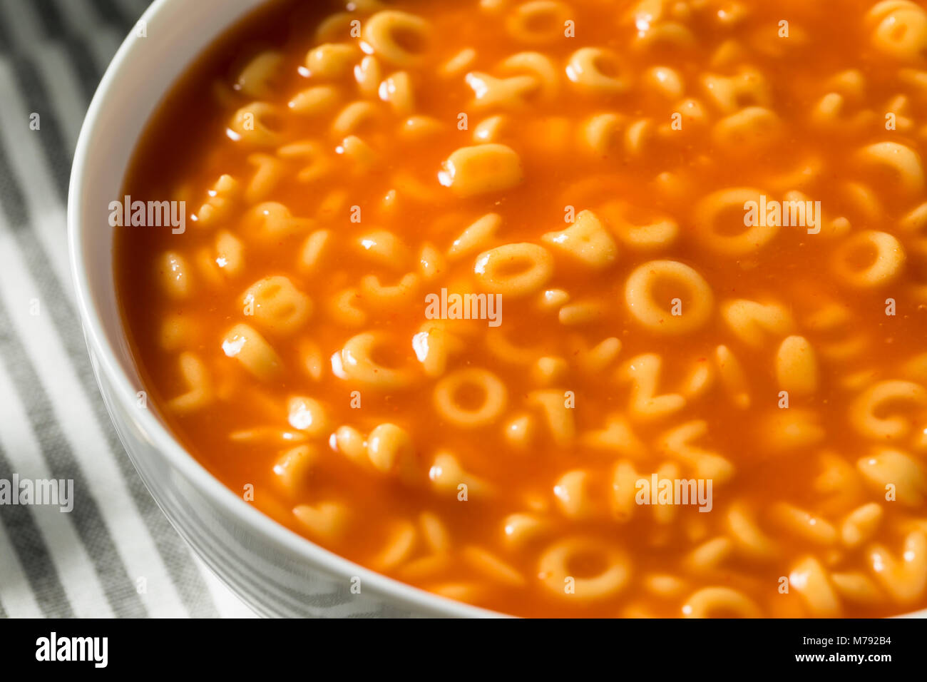 Alphabet Soup sains en sauce tomate prête à manger Banque D'Images