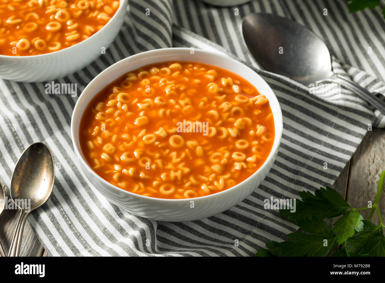 Alphabet Soup sains en sauce tomate prête à manger Banque D'Images