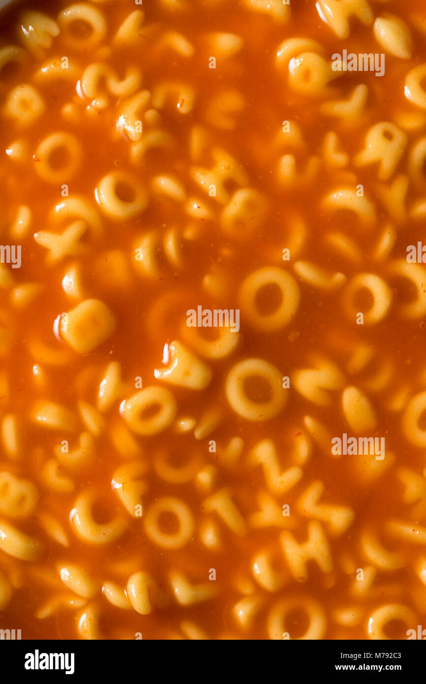 Alphabet Soup sains en sauce tomate prête à manger Banque D'Images