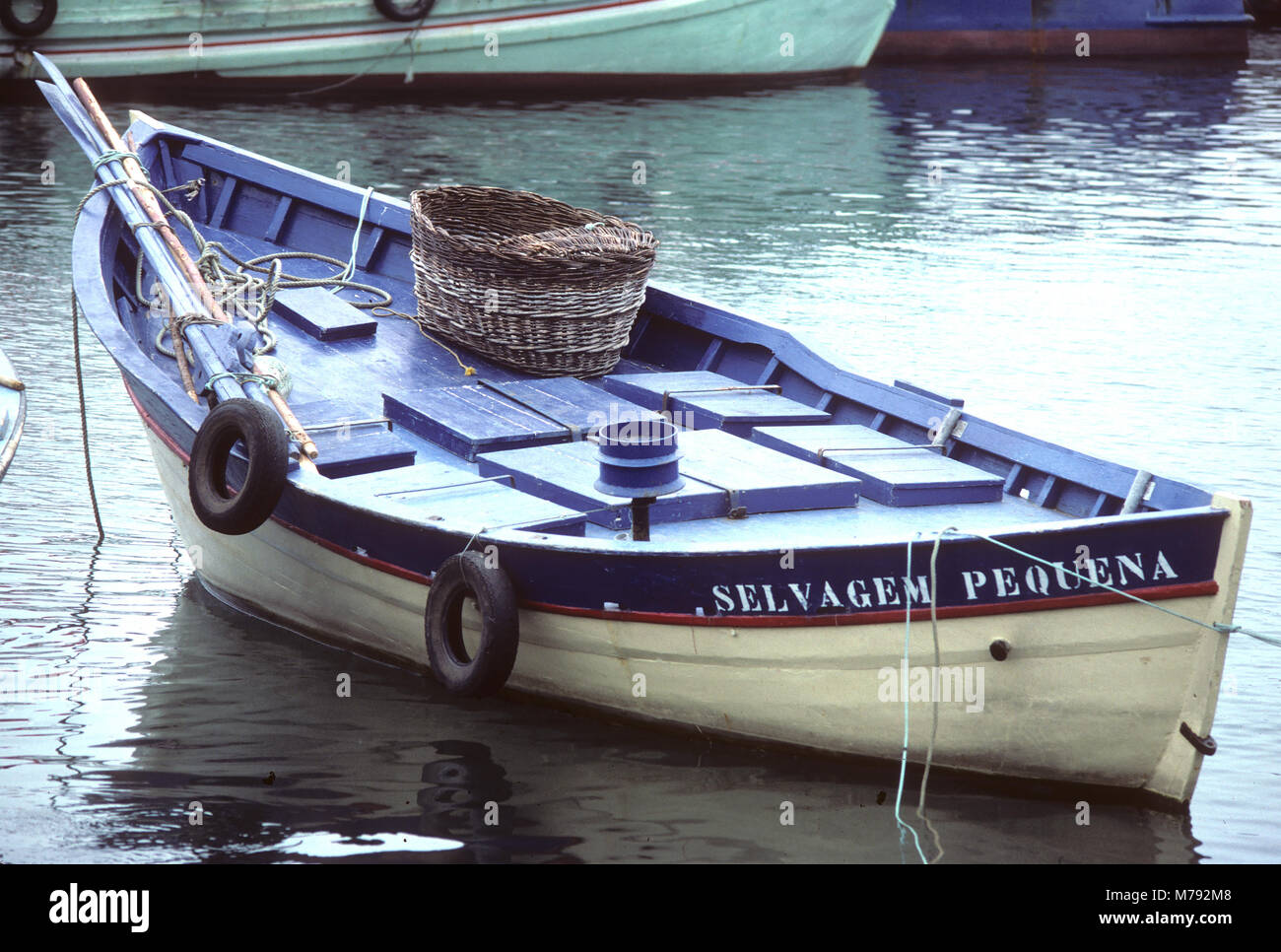 Un bateau de pêche au prêt pour la pêche de nuit dans la région de Camara de Lobos, Madère, Portugal Banque D'Images