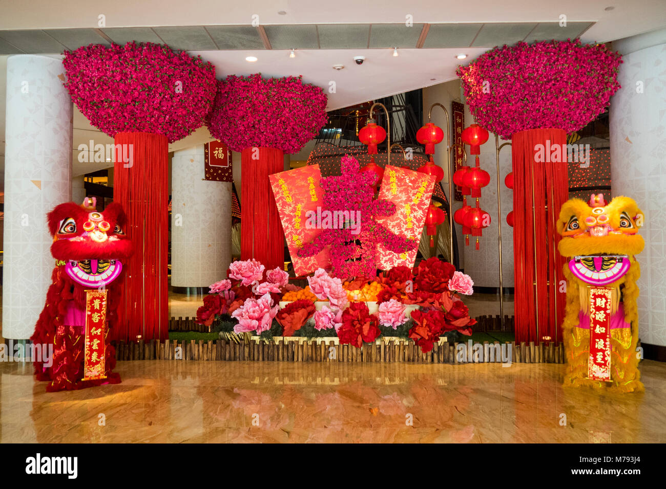 Décorations et dragons chinois pour célébrer le Nouvel An chinois mis en place dans le hall de l'hôtel Pan Pacific Marina Bay, Singapour. Banque D'Images
