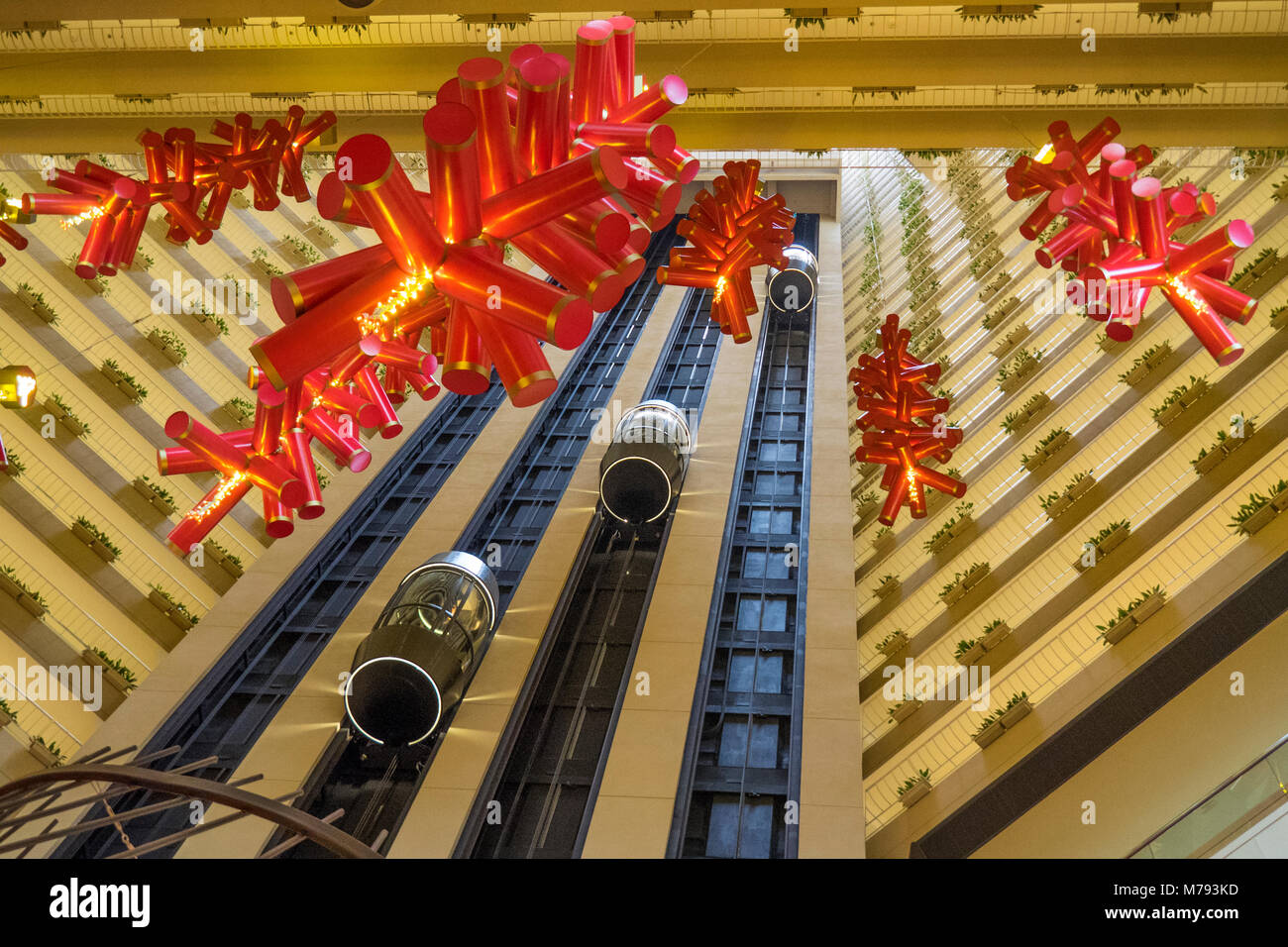 Ascenseurs de verre rouge et décorations pour le Nouvel An chinois dans l'atrium de l'hôtel Pan Pacific Marina Bay, Singapour. Banque D'Images