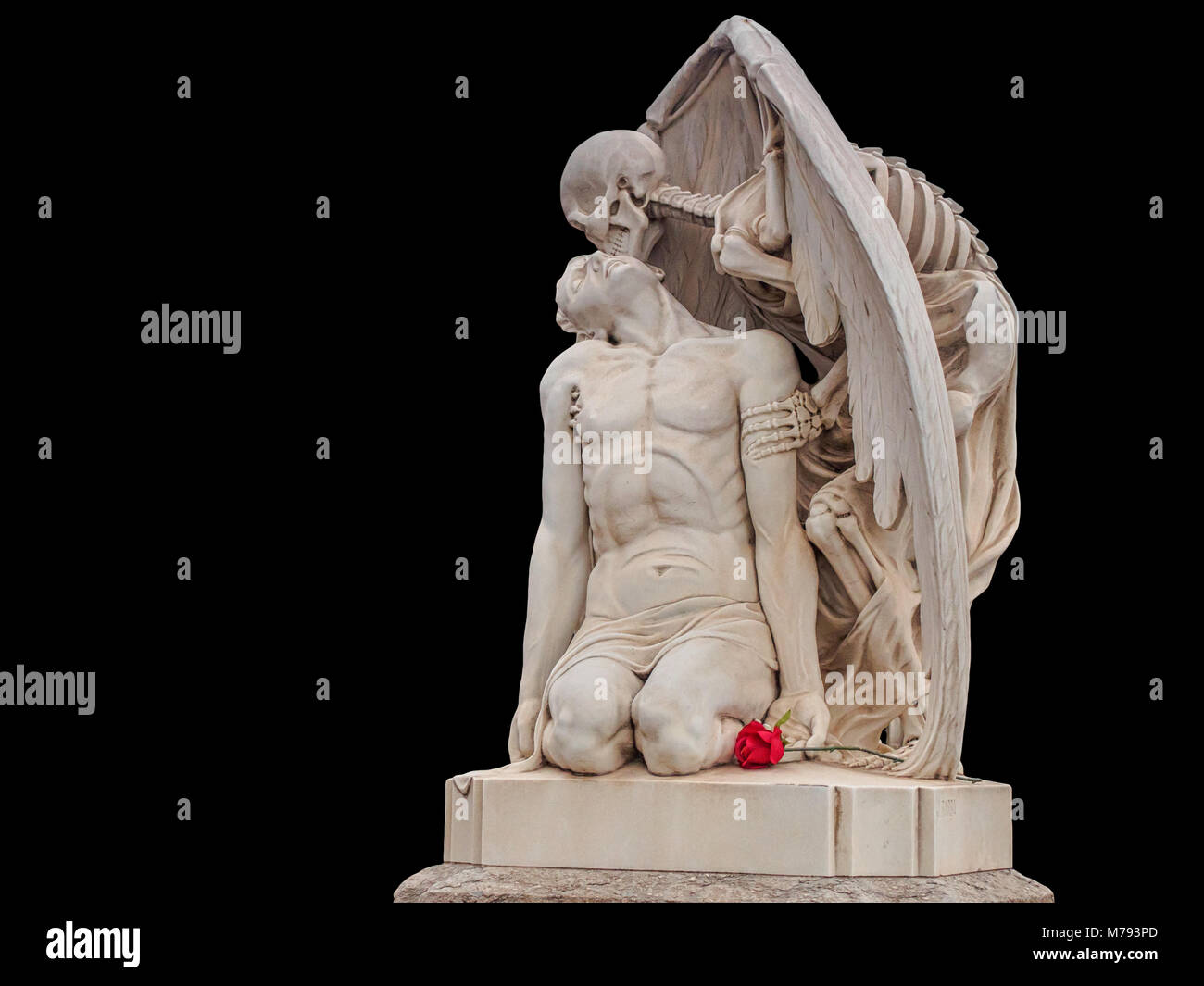 Baiser de la mort statue avec une rose rouge isolé sur fond noir Banque D'Images