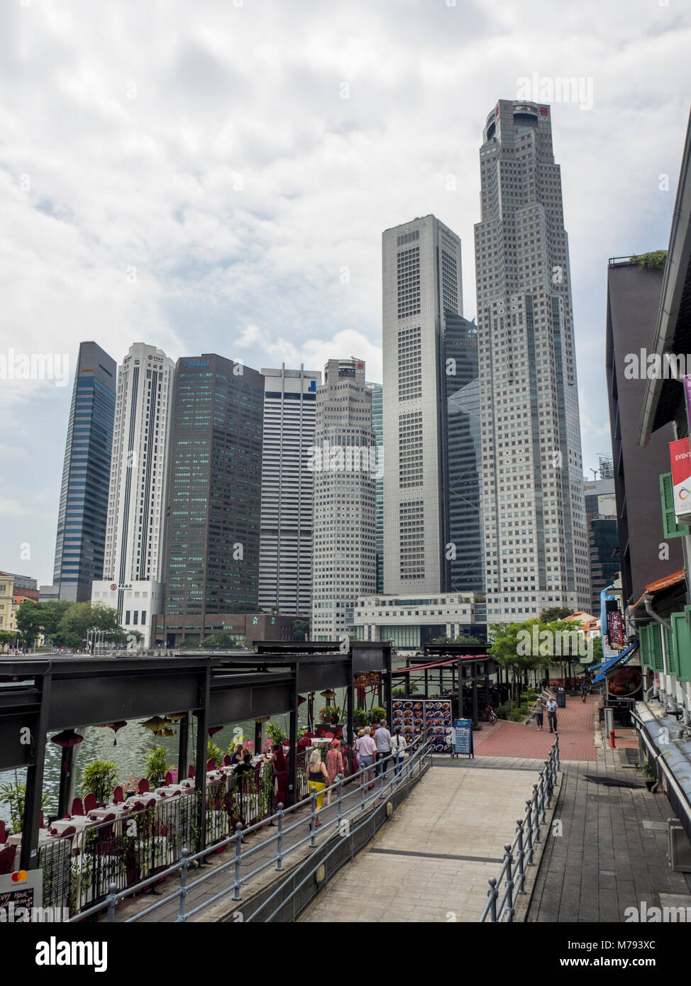 Boat Quay-boutiques traditionnelles coincé entre la rivière Singapour et le CBD de Singapour. Banque D'Images