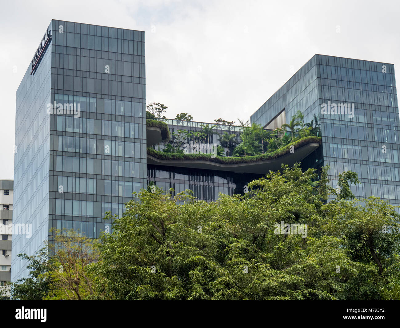 Le Parkroyal on Pickering hotel en utilisant la technologie verte, l'utilisation de jardins en terrasses et jardins du ciel, Singapour. Banque D'Images