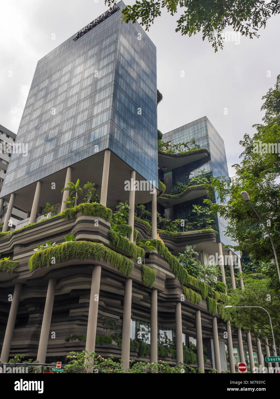 Le Parkroyal on Pickering hotel en utilisant la technologie verte, l'utilisation de jardins en terrasses et jardins du ciel, Singapour. Banque D'Images