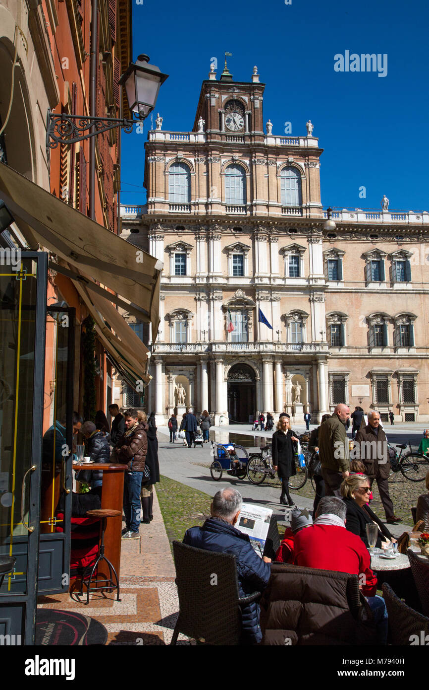 Les gens assis dans un café près de Palazzo Ducale à Modène Italie Banque D'Images