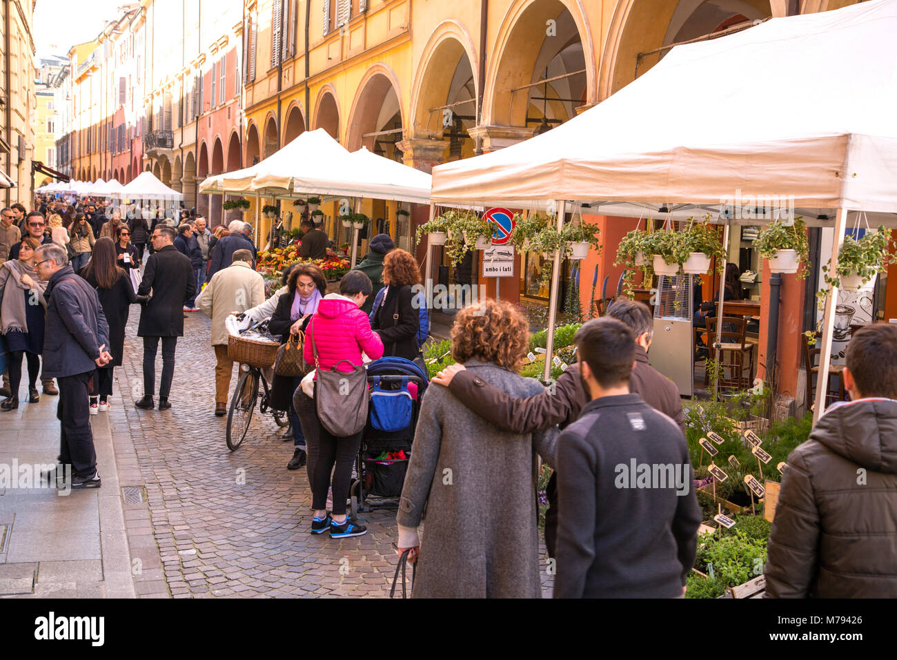 Les gens se promenant dans une rue Marché aux fleurs à Modène Italie Banque D'Images
