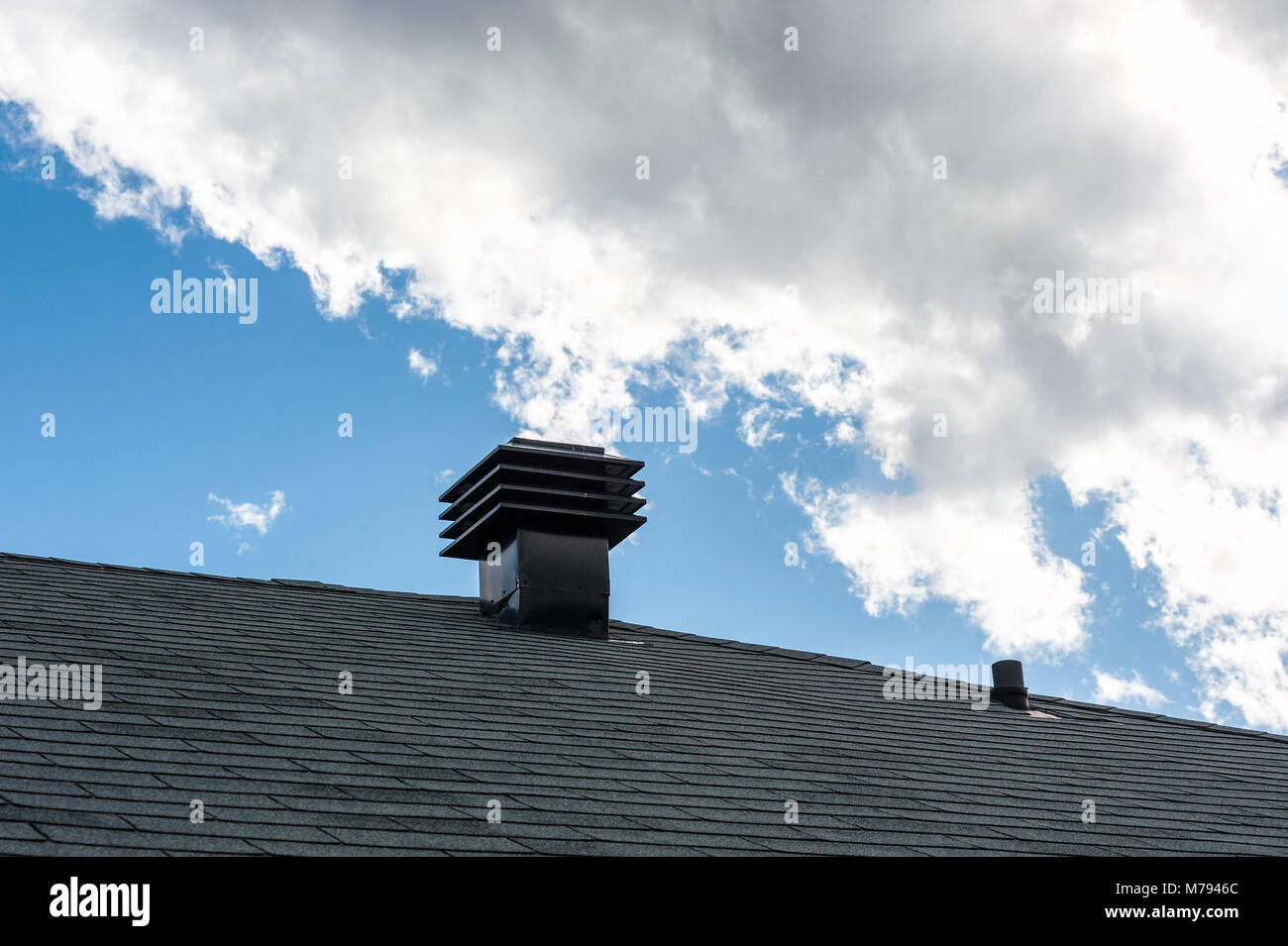 Aérateur de toit sur toit de maison en bardeaux Banque D'Images