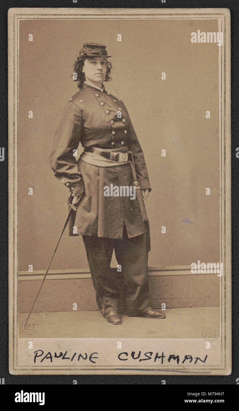 Pauline Cushman est une actrice américaine qui a également servi d'espionne pour l'Union pendant la guerre de Sécession. Elle est représentée ici en uniforme avec une épée, soulignant son double rôle d'interprète et d'opératrice de guerre. Banque D'Images