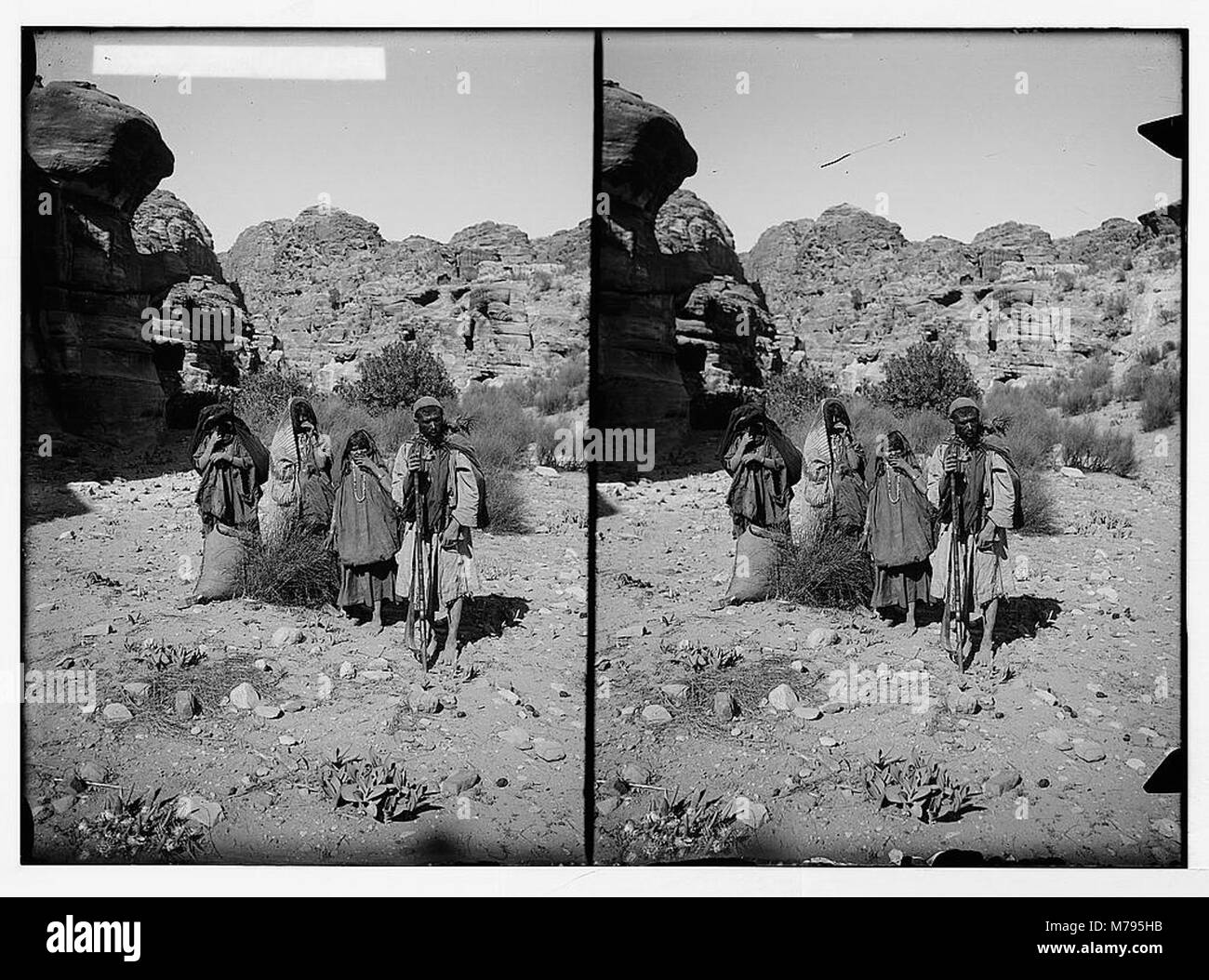 Une série d'images capturant un mariage bédouin traditionnel, mettant en évidence les coutumes et les tenues vestimentaires du peuple bédouin à Petra, en Jordanie. Ces images donnent un aperçu de leurs pratiques culturelles. Banque D'Images