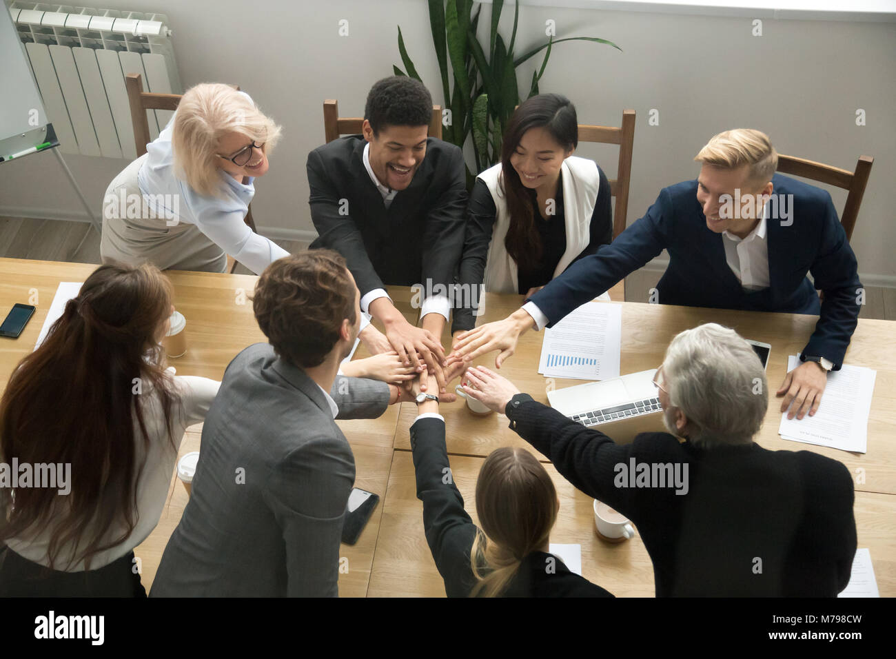 Les gens d'affaires multiraciale mettre les mains ensemble en équipe groupe mee Banque D'Images