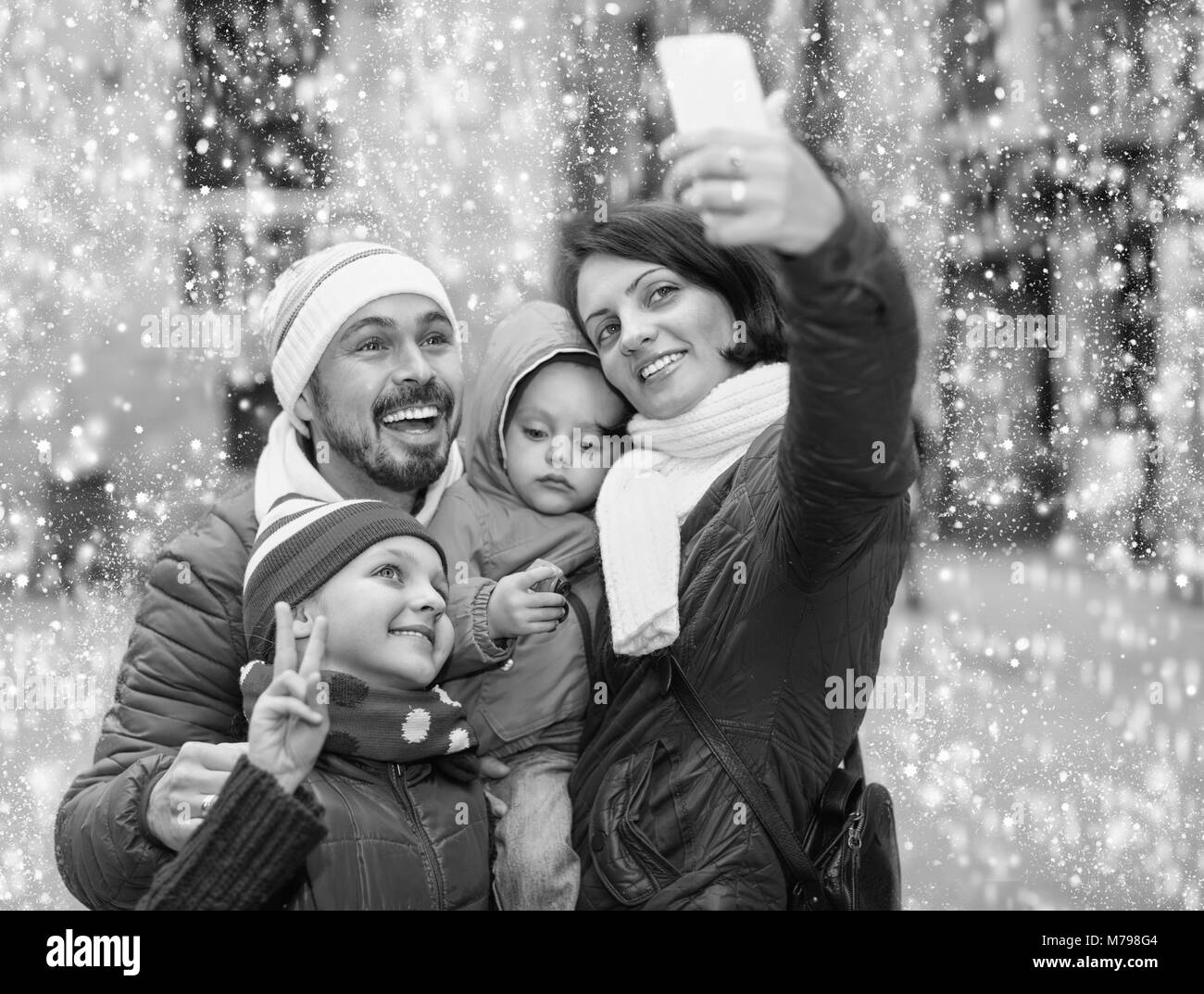 Happy happy family avec deux enfants à la ville et faire en automne selfies Banque D'Images