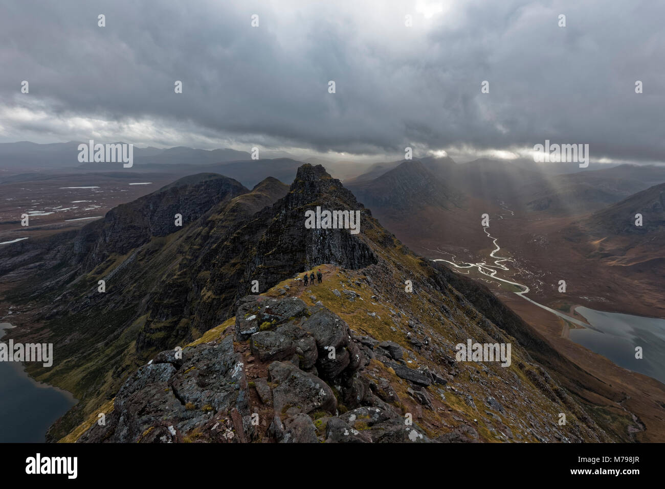 Les randonneurs sur un ciel spectaculaire sous Teallach Banque D'Images