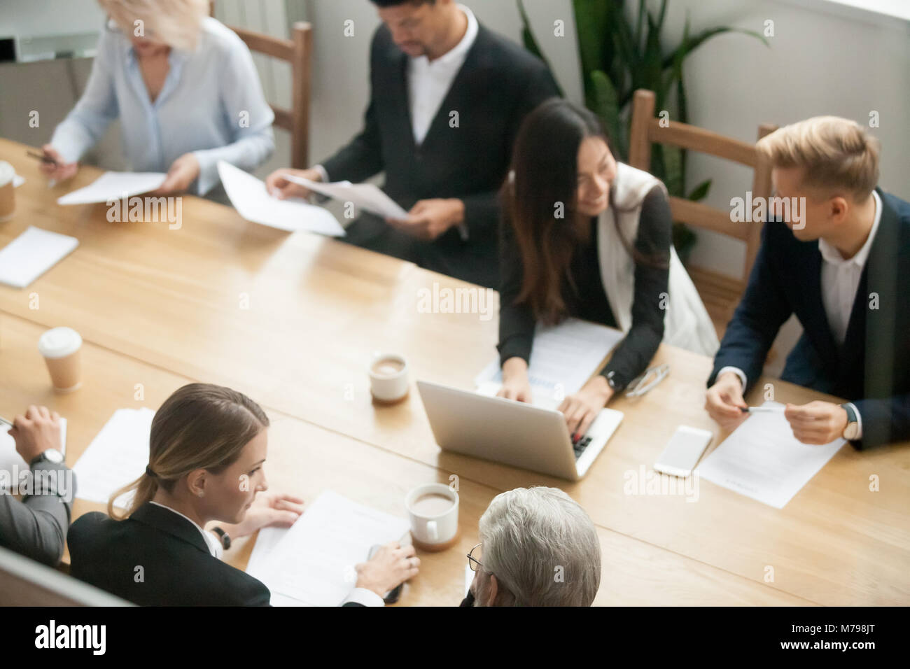 Diverses affaires multiraciale se préparent à la réunion du groupe Banque D'Images