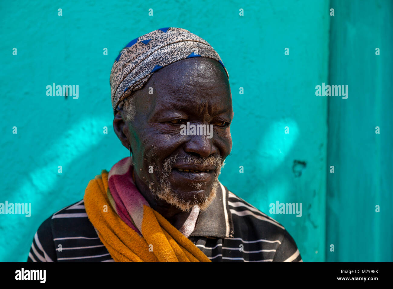 Un homme à l'Hamar Samedi Marché Tribal à Dimeka, vallée de l'Omo, Ethiopie Banque D'Images